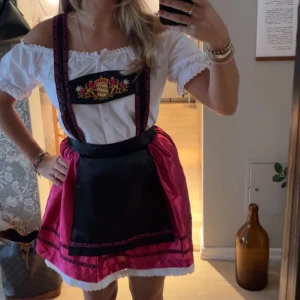 Oktoberfest klänning!  - Här är den perfekta oktoberfest klänningen nu inför oktober! Passa på! Inköpt för 500kr  
