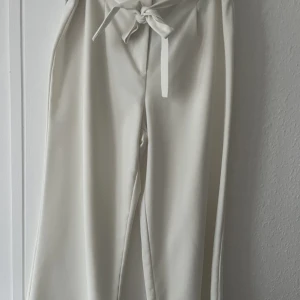 Byxa  - Snygga korta byxor i skön material 