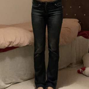 Snygga mörkblåa lågmidjade jeans från märket Crocker. Priset kan förhandlas. Midjemått: 37 cm  Innerbenslängd: 85 cm