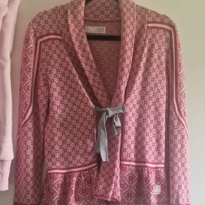 Cardigan - En rosa/vit cardigan odd molly kofta, knappt använd så den är som ny i storlek 1/S