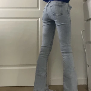 Lågmidjade jeans - Helt nya Lågmidjade flare jeans från Bik Bok! Nypris 600kr💗