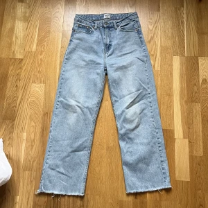Jeans  - Sköna blåa jeans som sitter fint på kroppen. Är 160 cm lång och dem är lite korta för mig!