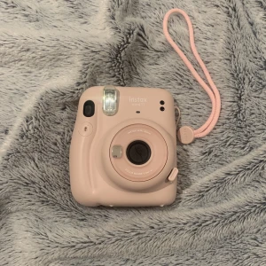Instax mini 11 - Säljer min Instax mini 11 kamera. Använd typ två gånger fint skick💕 kan sänka priset vid snabba svar💕 inga bilder ingår💕