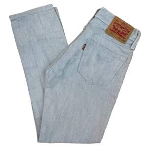 Hej, säljer nu mina super fräscha jeans från Levis. Jeansen är i ett fint skick är W30 L30. Hör av er vid frågor eller funderingar. Skickas via PostNord spårbar frakt 