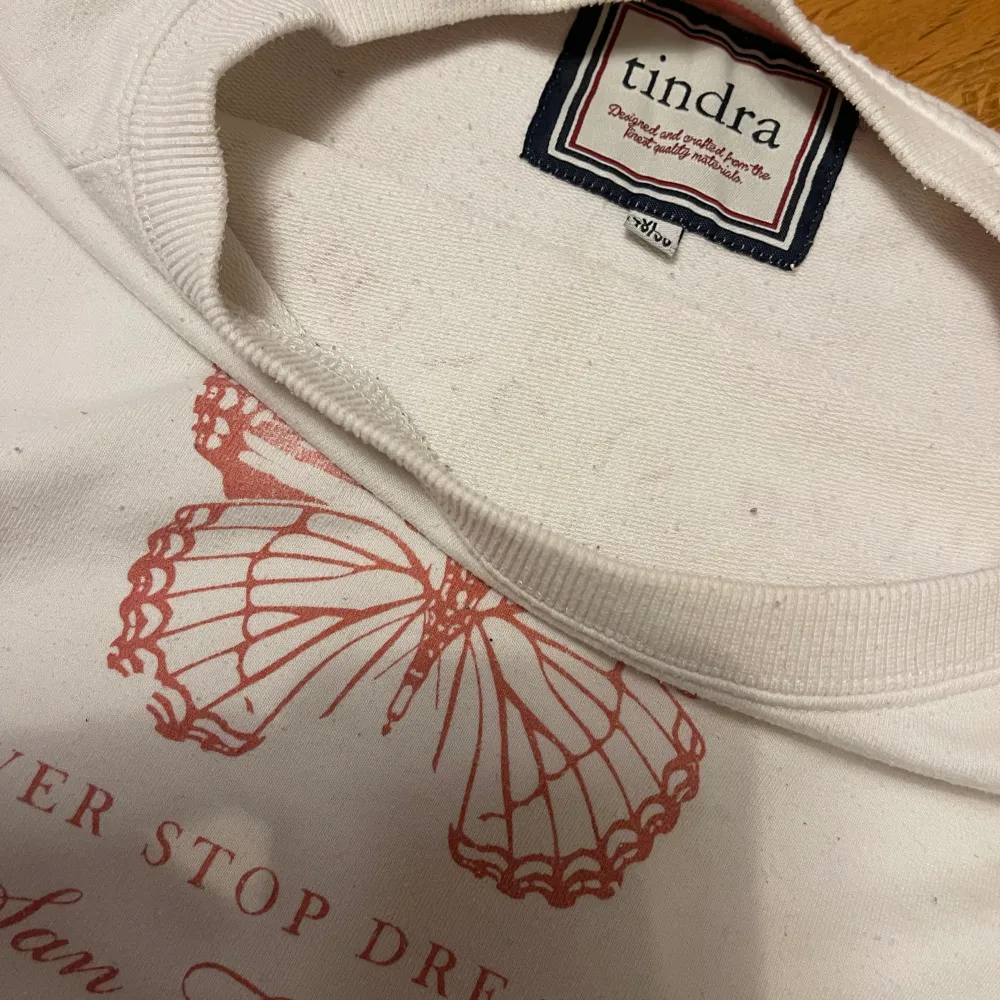 Verkligen så fin vit college tröja med fjäril och citat från märket Tindra! Jätte lik Pull&Bear 🥰. Hoodies.