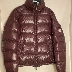 💫Moncler Maya💫 - Vinröd Moncler Maya💫  Storlek: 3/Large Skick: 7.5/10 imo (finns en lagning samt något litet hål, ej märkbart vid användning)🦋 Äkthetsbevis går självklart att fixa✅ Vid frågor, fler bilder eller andra funderingar så är det bara att skicka meddelande😌