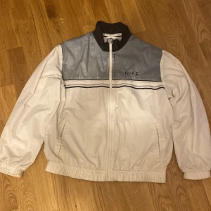 Nike vintage jacka - En jätte fet nike vintage vindjacka som är i bra skick och passar till det mästa ⚪️🔥