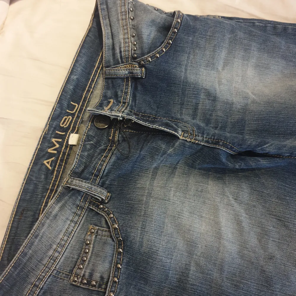 Detaljerade jeans inte använd så många gånger , lite långa i benen är 158 och har storlek M . Jeans & Byxor.