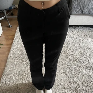 Kostymbyxor BikBok - Inköpta från BikBok, inga skador/anmärkningar! Nypris ca 499kr 💕