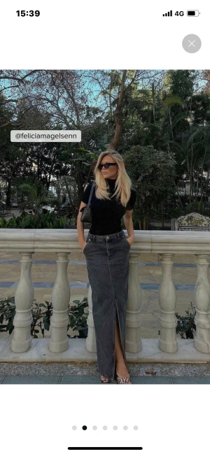 Jeanskjol - Jeanskjol från NA-KD Använd 1 gång och säljes då den inte passar mig.  Nypris: 599kr Mitt pris exklusive frakten:400kr