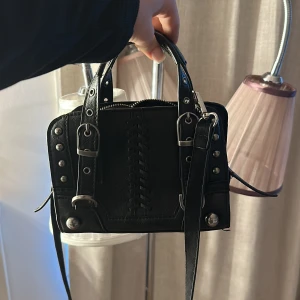 Väska - Jag säljer min fina väska från zara, som inte längre kommer till användning 💕💕