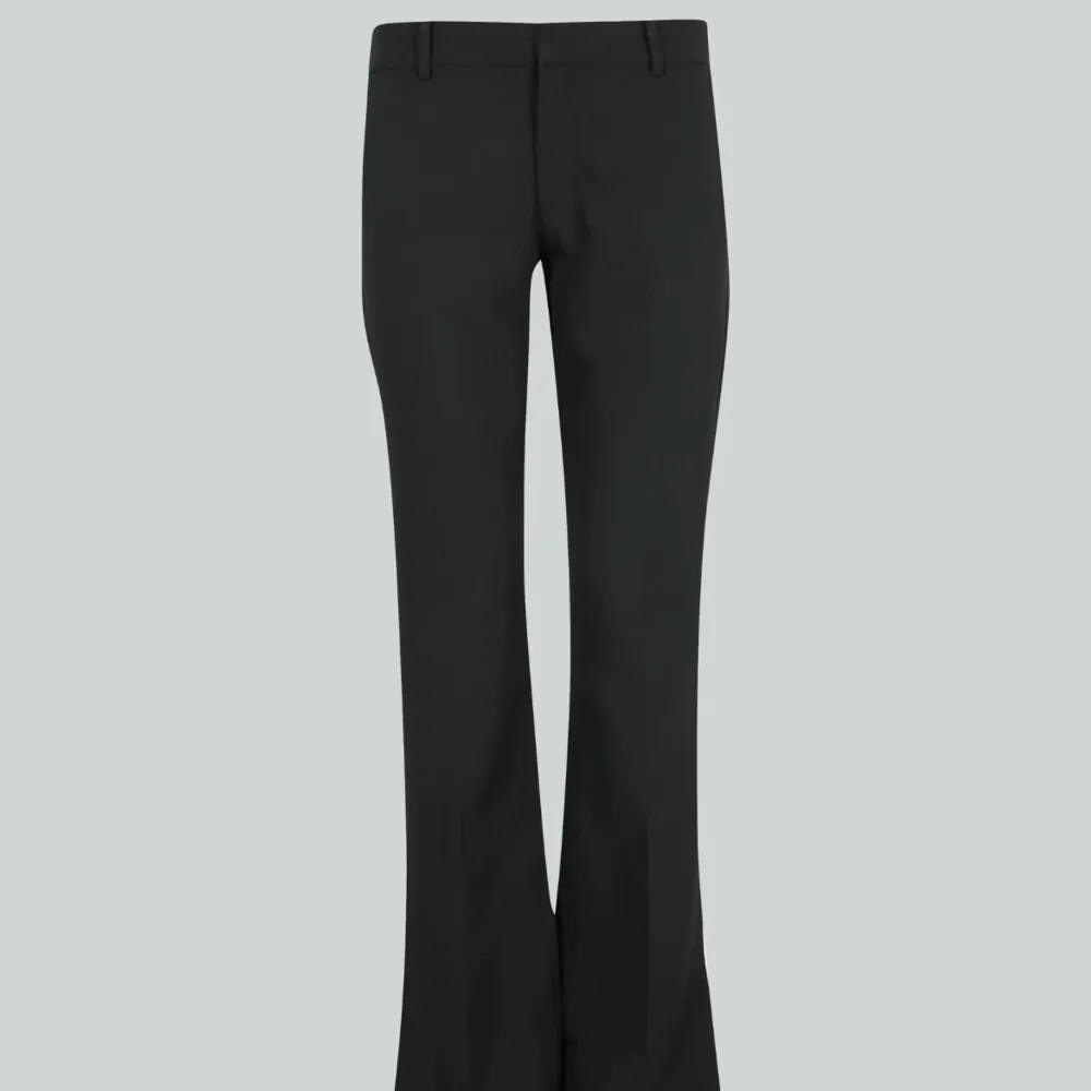 kostymbyxor i modellen vera från bikbok säljer pga de va för små för mig men är som ny💕. Jeans & Byxor.