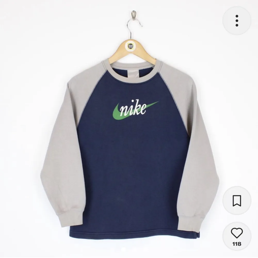 Säljer min Nike tröja då den har blivit för liten för mig  Står storlek 140 i tröjan, men passar säkert XS/XSS Tröjan är köpt secondhand på Depop och sedan använd av mig fåtal gånger Tröjan är lite nopprig men annars i gott skick! Skriv för fler bilder!🫶 . Hoodies.