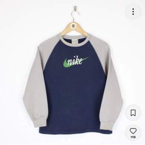 Säljer min Nike tröja då den har blivit för liten för mig  Står storlek 140 i tröjan, men passar säkert XS/XSS Tröjan är köpt secondhand på Depop och sedan använd av mig fåtal gånger Tröjan är lite nopprig men annars i gott skick! Skriv för fler bilder!🫶 