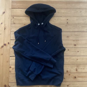 Limitato hoodie - Svart hoodie från limitato med tryck på ryggen. Strlk L men passar M. Knappast använd. Nypris runt 3500kr