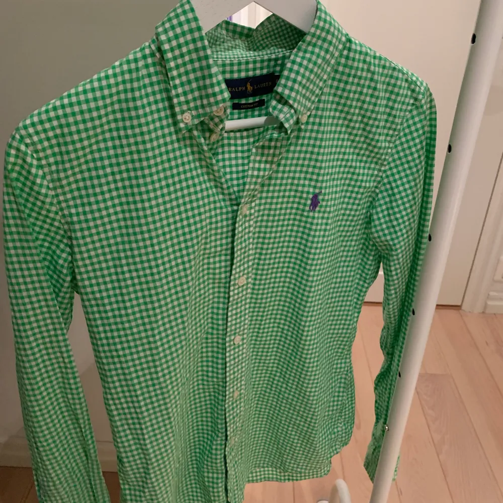 Grön rutig Ralph lauren skjorta som bär storleken 8 passar S Skick 8/10. Skjortor.