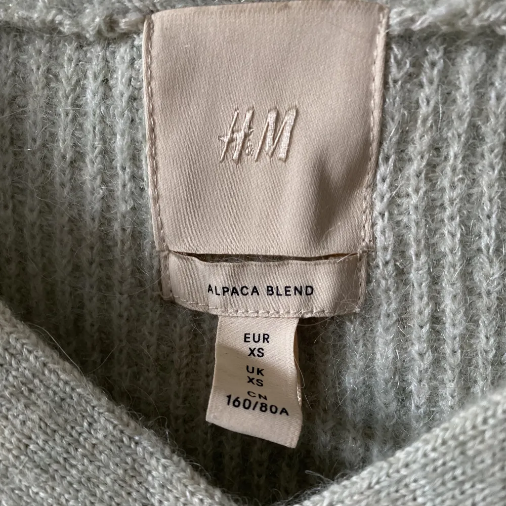 Såå fin stickad tröja i alpaca blend från H&M! Tröjan har vida ärmar och är ganska stor i storleken. Använd men i fint skick!🧚🏻‍♂️. Stickat.