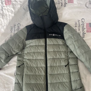 💚Sailracing jacka💚 - Säljer denna super fina gröna dun sailracing jackan. Den är använd en vinter och fortfarande bra skick. Köpte den för 3400 kr i sailracing butik och är självklart äkta 💚💚