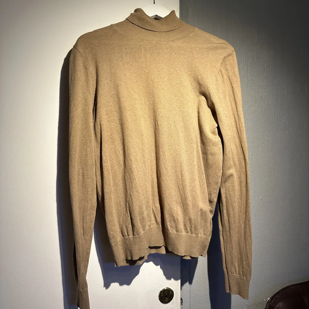 Polo tröjorna är i färgerna beige och grönt. 200/st eller 300 för båda  Storlek S Skick 9/10. Tröjor & Koftor.