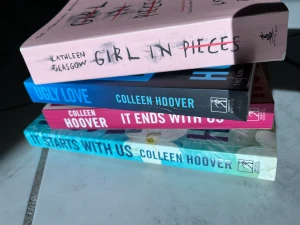 Böcker  - Säljer dessa böcker, en bok kostar 75kr, alla kostar 300kr 💗 alla är i bra skick och köpt på adlibris för ca 200 styck 