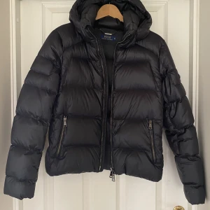 Polo Ralph Lauren dunjacka - Polo Ralph Lauren dunjacka stl m.  Nypris 4500kr. Väldigt fint skick!