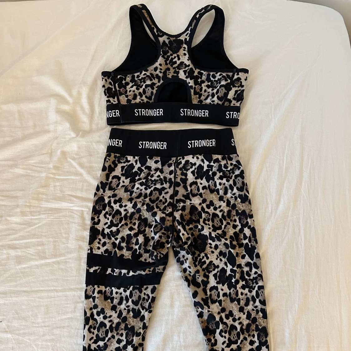 Träningssätt från stronger i djurmönster. Långa tight + sport BH - 90