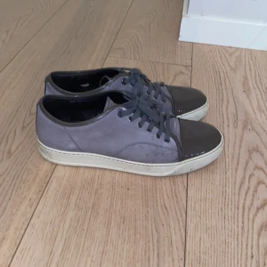 Lanvin - Hej säljer nu mina lanvins i skick 8.5/10 har tröttnat lite på dem och tycker dem förtjänar en ny ägare. Säljer dem för 2300 men pris går att diskutera!