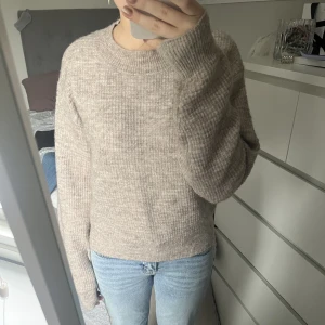 Stickad tröja Lindex - Jättefin grå/beige stickad tröja som jag endast använt fåtal gånger. Köparen står för frakt💕