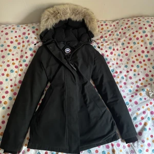 Canada goose Victoria parka ny! storlek xs - Ny Canada Goose Victoria parka dam vinterjacka. storlek xs. Nypris i butik är 13990 kr. Säljer den på grund av att den är för liten för mig.