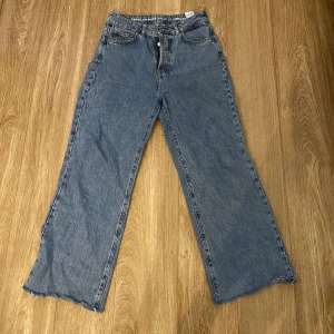 Jeans  - Skit snygga jeans som passar bra till allt. 