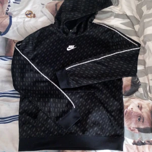 Nike Hoodie - Nike hoodie, köpt för 600kr. Den är 158-170 men passar som en xs. Snabb affär