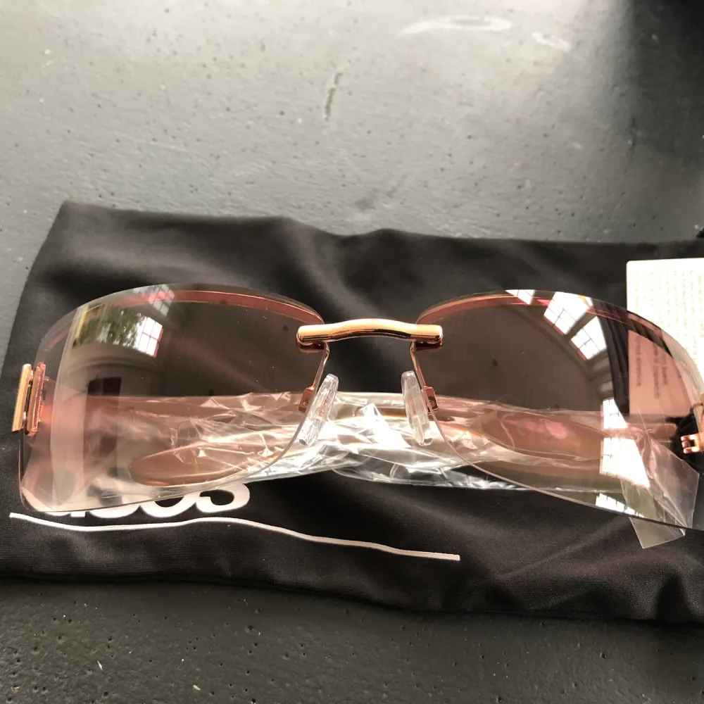 3st olika solglasögon i 90s stil. Helt oanvända och från asos. . Accessoarer.