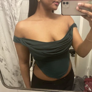 Grön korsett topp - Säljer denna fina toppen från Prettylittlething med prislapp kvar. Passar för både S och M. Pris kan diskuteras