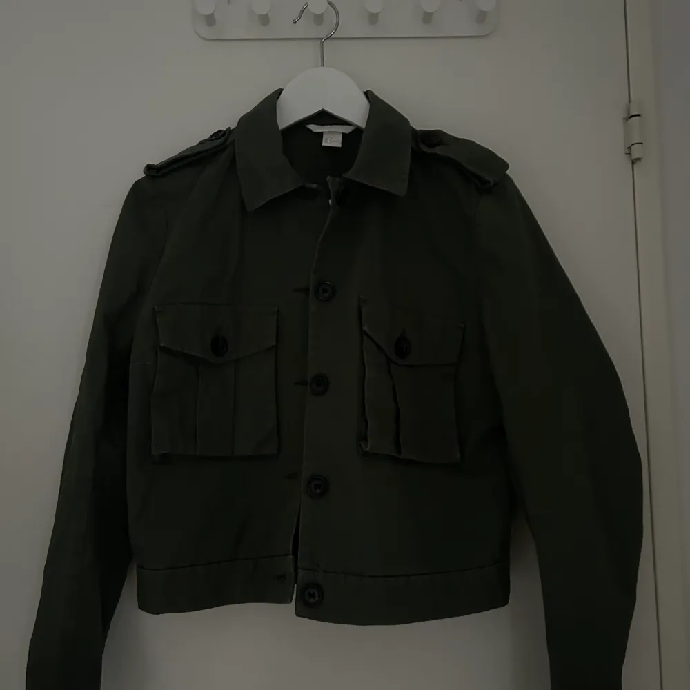 Militärgrön jacka i lite boxermodell🧥. Jackor.
