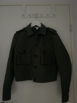 Militärgrön jacka💚 - Militärgrön jacka i lite boxermodell🧥