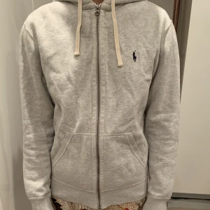 Polo ralp lauren zip  - Säljer min supersnygga ralp lauren hoodie i storlek S/m som är snålt använd och i mycket gott skick! Inköpt för 1299 på best of brands. Det är en lite äldre modell och den väldigt unik. Skriv för prisförslag!