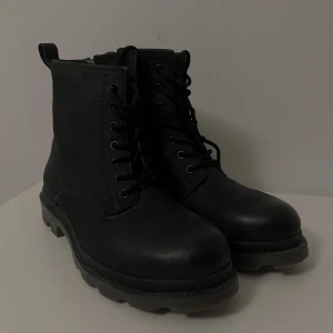 Svarta kängor - Svarta kängor som tyvärr var för små för mig. Använda en gång❣️ 