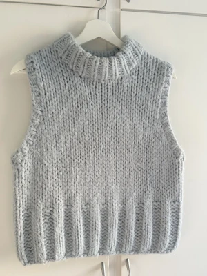 Ljusblå stickad väst  - Superfin stickad väst från Zara i mycket gott skick! Extra fin kvalite - 18% ull, 18% alpacka, 26% akryl, 38% nylon. Köpt för 599 kr! 