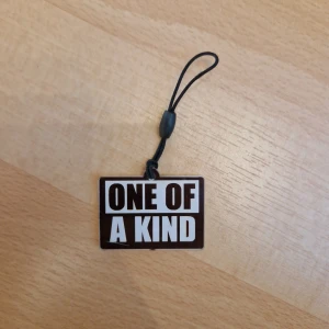 Mobilsmycke G-Dragon - Mobilsmycke G-Dragon ONE OF A KIND, kpop.  Kan även skickas som brev, då blir frakten endast 15 kr, skriv så fixar vi det! 🥰