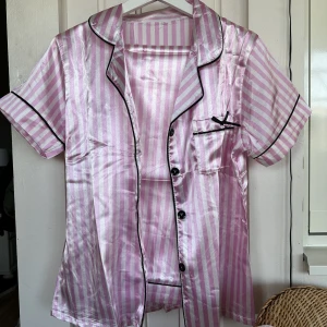Satinpyjamas  - Så söt pyjamas från Bohoo! Säljer pågrund av att den inte passade mig. Det är storlek M men skulle säga att den är S/M. Helt oanvänd🩷