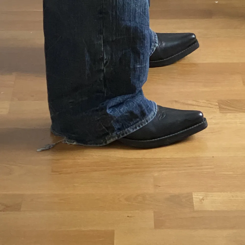 Cowboy boots i läder i bra lätt använd skick, storlek 44. Kommer inte till använding längre😿. Skor.