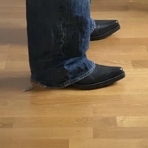 Cowboy boots - Cowboy boots i läder i bra lätt använd skick, storlek 44. Kommer inte till använding längre😿