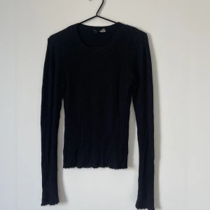 Svart stickad tröja - Väldigt mjuk tunn stickad tröja med vita detaljer 