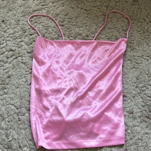 Rosa glansig topp med knytning - Använd ett fåtal gånger, bra skick