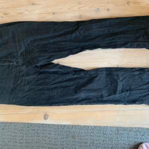 Svarta urtvättade jeans från bikbok, de har oxå en slits nertill