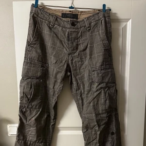 Lågmidjade Cargobyxor - Passar dig som har M. Använd 2 gånger. Låg till mid waist.