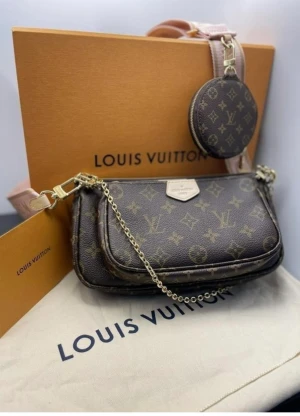 Säljer Multi Pochette  - Hej säljer en Multi Pochette i jätte bra skick.