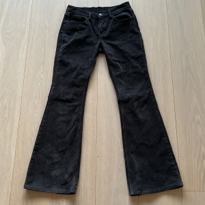 Brandy Melville byxor - Jag säljer mina jättefina manchesterbyxor från brandy då de tyvärr är för stora. De har små slitningar längst ner men annars i bra skick. De är verkligen perfekta till hösten! Nypris ca 530kr (40£)