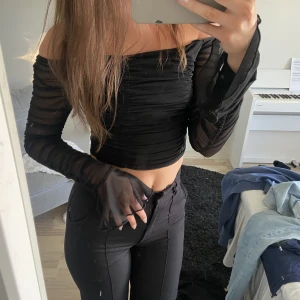 Off shoulder top - Off shoulder mesh top ifrån Nelly. Använt en gång. Storlek S. Normal passform. 