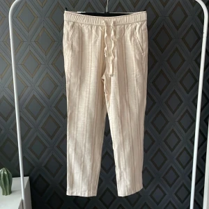 Linne byxor - Zara linnebyxor ångrat köp i relaxed fit Mycket bra skick 